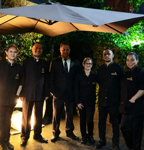 Equipe uniformizada na recepção de um evento noturno