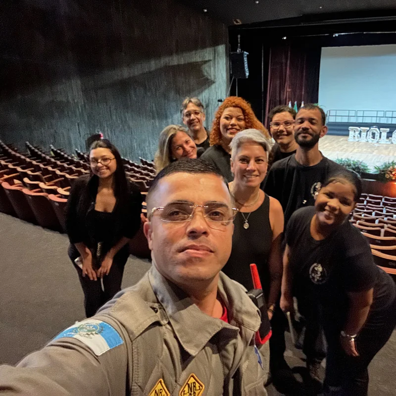 Equipe da Santos Events com brigadista antes de uma cerimônia de formatura em teatro